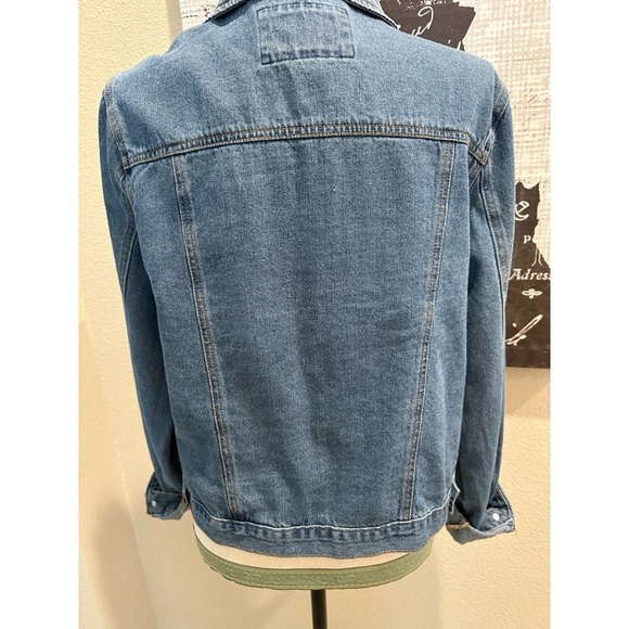 🌷🌸 Super cute jean jacket.💙 - Picture 2 of 6
